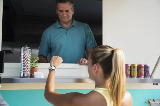 Snart lancerer GPS-teknologiproducenten Garmin et samarbejde med de tre store banker Danske Bank, Jyske Bank og Nordea, så MasterCard- og Visakortholdere i fremtiden vil kunne registrere deres kort i Garmin smartwatches.