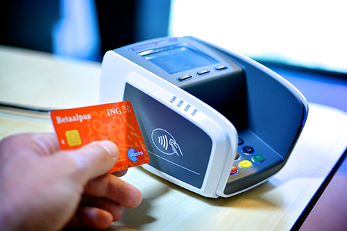Næsten halvdelen af danskerne benytter sig nu af kontaktløs betaling, når de betaler med Dankort.